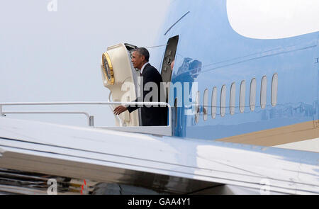 US-Präsident Barack Obama geht die Treppe der Air Force One, als er aus Atlanta, Georgia am 1. August 2016 in gemeinsame Basis Andrews in Maryland zurück. Bildnachweis: Olivier Douliery/Pool über CNP - kein Draht-Dienst- Stockfoto