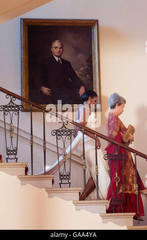 Washington, uns. 5. Januar 2012. First Lady Michelle Obama und Frau Lee Hsien Loong gehen in Richtung der großen Treppe für eine offizielle Porträt im Weißen Haus in Washington, DC auf Dienstag, 2. August 2016. Bildnachweis: Leigh Vogel/Pool über CNP - NO WIRE SERVICE - © Dpa/Alamy Live-Nachrichten Stockfoto