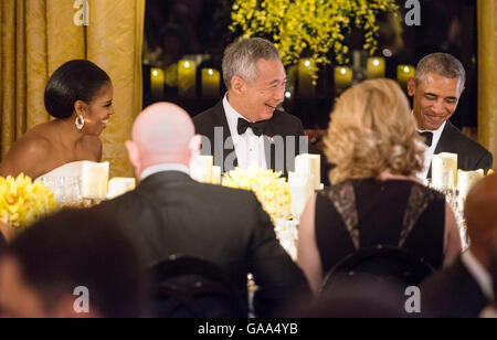 Washington, uns. 5. Januar 2012. US-Präsident Obama und First Lady Michelle Obama Premierminister Lee Hsien Loong lachen während der State Dinner im East Room des weißen Hauses in Washington, DC auf Dienstag, 2. August 2016. Bildnachweis: Leigh Vogel/Pool über CNP - NO WIRE SERVICE - © Dpa/Alamy Live-Nachrichten Stockfoto