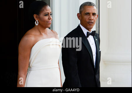 Washington, uns. 5. Januar 2012. US-Präsident Obama und First Lady Michelle Obama erwarten die Ankunft von Premierminister Lee Hsien Loong am nördlichen Portikus des weißen Hauses in Washington, DC am Dienstag, 2. August 2016. Bildnachweis: Leigh Vogel/Pool über CNP - NO WIRE SERVICE - © Dpa/Alamy Live-Nachrichten Stockfoto