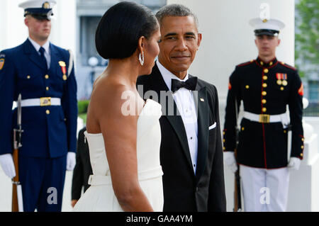 Washington, uns. 5. Januar 2012. US-Präsident Obama und First Lady Michelle Obama erwarten die Ankunft von Premierminister Lee Hsien Loong und Frau Ho Ching am nördlichen Portikus des weißen Hauses in Washington, DC am Dienstag, 2. August 2016. Bildnachweis: Leigh Vogel/Pool über CNP - NO WIRE SERVICE - © Dpa/Alamy Live-Nachrichten Stockfoto