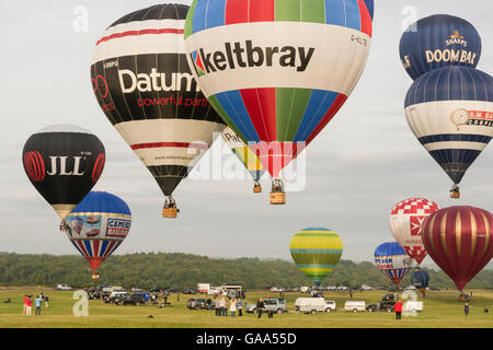 Durdham Down, Clifton, Bristol, UK. 5. August 2016 Masse Besteigung des Ballons, die jährliche Bristol International Balloon Fiesta zu starten. Bildnachweis: Carolyn Eaton/Alamy Live-Nachrichten Stockfoto