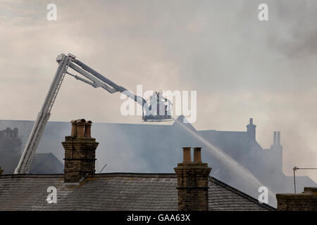 Great Yarmouth, UK. 5. August 2016. Feuerwehrleute, die Teilnahme an Feuer auf eine Markthalle und Kegelbahn in Great Yarmouth. Retail-Einheiten und eine beliebte Kegelbahn wurden alle zerstört, als Feuer ausbrach um 03:00 auf der Fußgängerzone Regent Straße verursachen Anwohner evakuiert werden. Bildnachweis: Adrian Buck/Alamy Live-Nachrichten Stockfoto