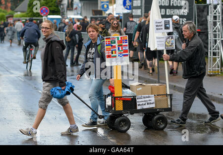 Wacken, Deutschland. 5. August 2016. Heavy-Metal-Fans verteilen die Metal-Bibel in verschiedenen Sprachen auf dem Wacken Open Air Festival in Wacken, Deutschland, 5. August 2016. 75.000 Fans besuchen was Organisatoren sagen, dem größten Heavy Metal Festival der Welt. Foto: AXEL HEIMKEN/DPA/Alamy Live-Nachrichten Stockfoto