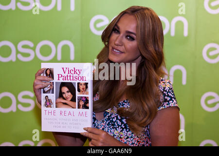 Ründe Buchhandlung, Belfast, UK. 5. August 2016. Vicky Pattison wurde in Belfast Unterzeichnung Exemplare ihres Buches "Real Me" in ründe Buchhandlung Belfast. Vicky ist bekannt für ihr Aussehen der MTV show Geordie Shore von 2011 bis 2014, Ex am Strand in 2014 und 2015 und ihre eigene Show Richter Geordie in 2015 Credit: Bonzo/Alamy Live News Stockfoto