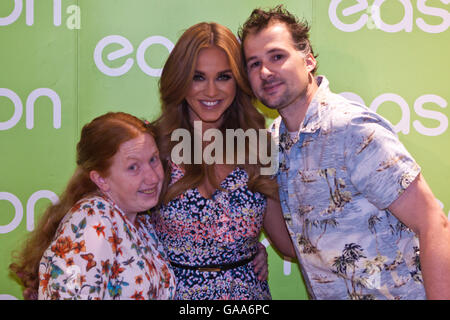 Ründe Buchhandlung, Belfast, UK. 5. August 2016. Vicky Pattison (C) mit Fans Karen Frey (L) und Robert Russell anlässlich der Unterzeichnung des ihr Buch "The Real Me" in ründe Buchhandlung Belfast. Vicky ist bekannt für ihr Aussehen der MTV show Geordie Shore von 2011 bis 2014, Ex am Strand in 2014 und 2015 und ihre eigene Show Richter Geordie in 2015 Credit: Bonzo/Alamy Live News Stockfoto