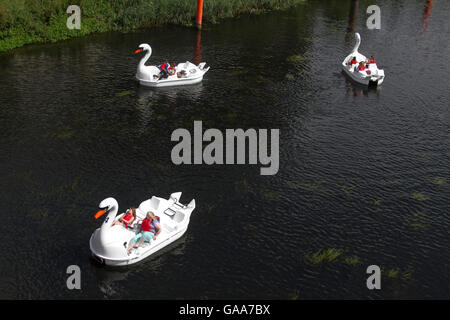 London, UK. 5. August 2016. Menschen nutzen die warmen und sonnigen Wetter Schwan Tretboote rund um den Olympischen Park in Stratford Reitpony © Amer Ghazzal/Alamy Live News Bildnachweis: Amer Ghazzal/Alamy Live-Nachrichten Stockfoto