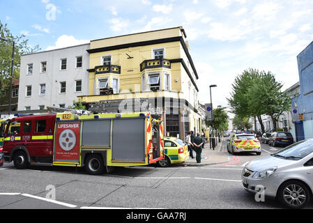 Islington, London, UK. 5. August 2016. Mitglieder der Väter 4 Gerechtigkeit inszenieren eine Demonstration auf dem Dach des Jeremy Corbyns Hauses. Stockfoto