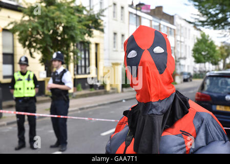 Islington, London, UK. 5. August 2016. Mitglieder der Väter 4 Gerechtigkeit inszenieren eine Demonstration auf dem Dach des Jeremy Corbyns Hauses. Stockfoto