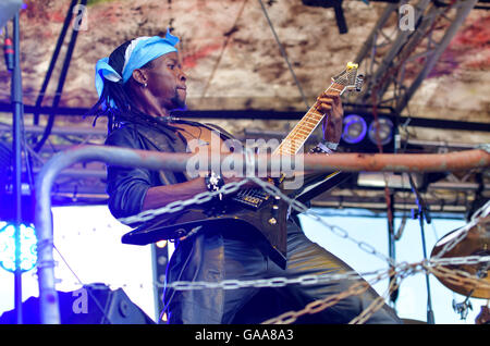 Wacken, Deutschland. 5. August 2016. Spencer Thrust, Gitarrist der Death Metal Band Hauptüberschiebung aus Botswana, Durchführung auf dem Wacken Open Air in Wacken, Deutschland, 5. August 2016. 75.000 Fans besuchen was Organisatoren sagen, dem größten Heavy Metal Festival der Welt. Foto: AXEL HEIMKEN/Dpa/Alamy Live News Stockfoto