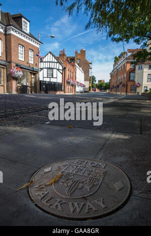 Eton, UK. 5. August 2016. Ein Bronze Rondell Marker für die Eton Gehweg auf nur Brücke bezeichnen die Olympischen Maßnahme. Die zwei-Meile Gehweg verbindet 18 bedeutende Sehenswürdigkeiten rund um die historische Stadt. Bildnachweis: Mark Kerrison/Alamy Live-Nachrichten Stockfoto