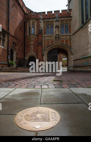 Eton, UK. 5. August 2016. Ein Bronze Rondell Marker für die Eton Gehweg vor dem Eton College Natural History Museum. Die zwei-Meile Gehweg verbindet 18 bedeutende Sehenswürdigkeiten rund um die historische Stadt. Bildnachweis: Mark Kerrison/Alamy Live-Nachrichten Stockfoto