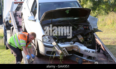 Egham, Surrey, UK. 5. August 2016. A308 Windsor Road in Egham wurde am Freitagabend geschlossen, während Polizei befasste sich mit einer ernsthaften Zusammenstoß, wo ein Fahrzeug des Flusses eingegeben, Fahrzeug links A308 in der Nähe von Egham am Freitagabend Autofahrer mussten A308 Windsor Road in Egham nach einer schweren Kollision zu vermeiden. Surrey Polizei berichtet ein Fahrzeug in den Sturz verwickelt hatte links der Straße und den Fluss eingetragen.  Lange Verzögerungen waren in und rund um den Bereich erwartet, da der Vorfall behandelt wurde. Bildnachweis: Uknip/Alamy Live-Nachrichten Stockfoto