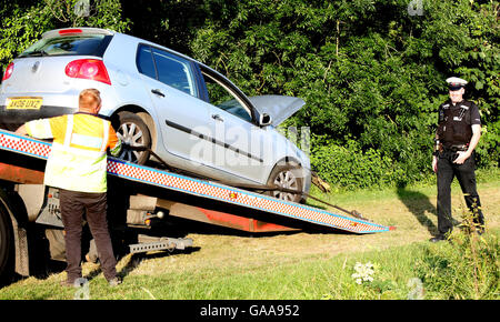 Egham, Surrey, UK. 5. August 2016. A308 Windsor Road in Egham wurde am Freitagabend geschlossen, während Polizei befasste sich mit einer ernsthaften Zusammenstoß, wo ein Fahrzeug des Flusses eingegeben, Fahrzeug links A308 in der Nähe von Egham am Freitagabend Autofahrer mussten A308 Windsor Road in Egham nach einer schweren Kollision zu vermeiden. Surrey Polizei berichtet ein Fahrzeug in den Sturz verwickelt hatte links der Straße und den Fluss eingetragen.  Lange Verzögerungen waren in und rund um den Bereich erwartet, da der Vorfall behandelt wurde. Bildnachweis: Uknip/Alamy Live-Nachrichten Stockfoto