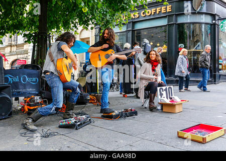 Edinburgh, UK. 5. August 2016. 69. Edinburgh Fringe Festival, als das größte Kunstfestival in Großbritannien heute mit einer Auswahl an den üblichen Handlungen der Jongleure, Zauberer, Musiker, Komiker und Varieté begann wirkt ihr Gewerbe entlang der High Street und The Royal Mile. Die Fransen und Festival ist eine jährliche Attraktion und es bringt Touristen aus der ganzen Welt nach Edinburgh für 3 Wochen der Unterhaltung. Bildnachweis: Findlay/Alamy Live-Nachrichten Stockfoto