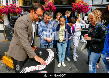 Edinburgh, UK. 5. August 2016. 69. Edinburgh Fringe Festival, als das größte Kunstfestival in Großbritannien heute mit einer Auswahl an den üblichen Handlungen der Jongleure, Zauberer, Musiker, Komiker und Varieté begann wirkt ihr Gewerbe entlang der High Street und The Royal Mile. Die Fransen und Festival ist eine jährliche Attraktion und es bringt Touristen aus der ganzen Welt nach Edinburgh für 3 Wochen der Unterhaltung. Bildnachweis: Findlay/Alamy Live-Nachrichten Stockfoto