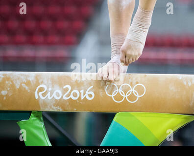 Rio De Janeiro, Brasilien. 4. August 2016. ALEXANDRA RAISMAN (USA) übt ihr Tresor-Übung während einer Trainingseinheit in der Rio-Olympics-Arena bei den Olympischen Spielen 2016 Rio. © Paul Kitagaki Jr./ZUMA Draht/Alamy Live-Nachrichten Stockfoto