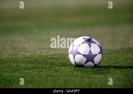 Fußball - UEFA Champions League - Viertelfinale - Erstes Bein - Panathinaikos gegen Barcelona. Der offizielle Adidas-Matchball Stockfoto