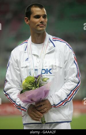 Der französische Romain Mesnil feiert den Silbersieg im Männerpol Vault final Stockfoto
