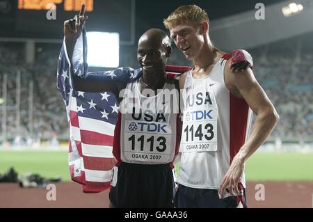 Leichtathletik - IAAF Leichtathletik-Weltmeisterschaften - Osaka 2007 - Nagai-Stadion. Der US-Amerikaner Bernard Lagat feiert den Goldsieg im 5000-Meter-Finale der Männer mit Teamkollege Matthew Tegenkamp (r), der als Vierter Platz belegte Stockfoto