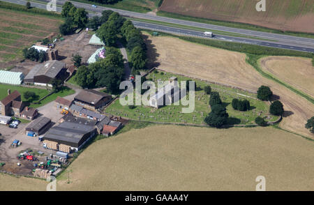 Luftaufnahme von Leake Kirche auf der A19 nahe Thirsk, North Yorkshire, UK Stockfoto