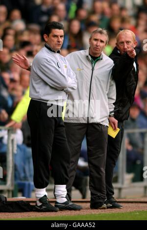 Fußball - FA Barclaycard Premiership - Derby County / Newcastle United. Derby County Manager John Gregory sieht aus der Seitenlinie zu, wie sein Team eine zwei-Tore-Führung wegwirft Stockfoto