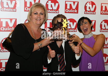 Coronation Street Cast-Mitglieder nach dem Gewinn der Best Soap Award bei der TV Quick/TV Choice 2007 Awards im Dorchester Hotel in London. Stockfoto