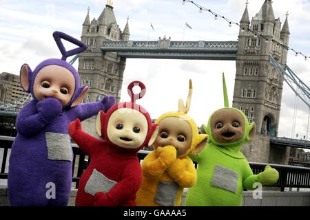 TV-Favoriten die Teletubbies kamen heute Montag, den 3. September, nach London, um eine Besichtigungstour durch einige der berühmtesten Wahrzeichen der Hauptstadt zu Unternehmen, darunter die Tower Bridge, um ihr zehnjähriges Fernsehjahr zu feiern. L-R Tinky Winky, Po, Laa-Laa und Dipsy Stockfoto