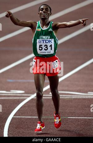 Die Äthiopierin Kenenisa Bekele feiert den Sieg im 10000-m-Finale der Männer. Stockfoto