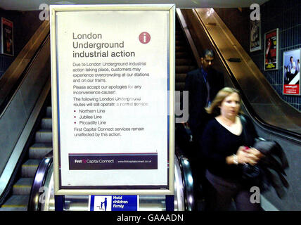 Pendler kommen an einem Schild am Blackfriars U-Bahnhof im Zentrum Londons vorbei, da ein Streik von Mitgliedern der Gewerkschaft Rail, Maritime and Transport (RMT) den U-Bahn-Service massiv gestört hat. Stockfoto