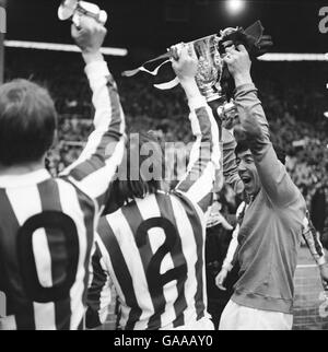 Stoke City Torwart Gordon Banks (r) zeigt seine Freude an Den Ligapokal gewinnen Stockfoto