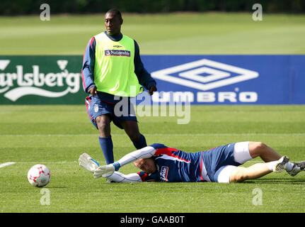 Fußball - UEFA-Europameisterschaft 2008 Qualifikation - Gruppe E - England gegen Israel - Training - London Colney. Emile Heskey und Paul Robinson aus England während einer Trainingseinheit in London Colney, Hertfordshire. Stockfoto