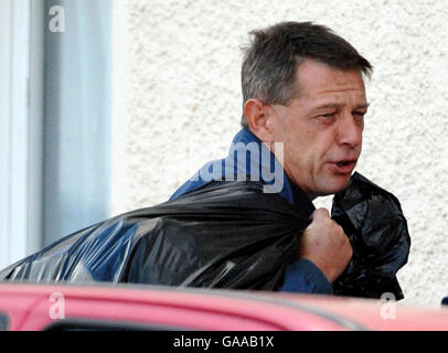 BBC Radio 3 DJ Andy Kershaw, der nach sechs Nächten Haft aus dem Gefängnis entlassen wurde, kehrt nach Peel, Isle of man, zurück in sein Haus. Stockfoto