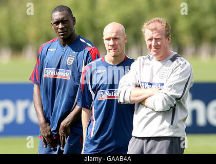 Emile Heskey aus England mit Andrew Johnson (Mitte) und Trainer Steve McClaren (rechts) während eines Trainings in London Colney, Hertfordshire. Stockfoto