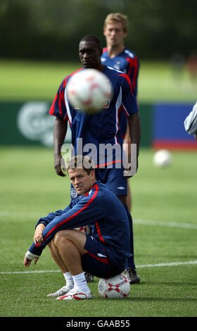 Fußball - UEFA-Europameisterschaft 2008 Qualifikation - Gruppe E - England gegen Isreal - Training - London Colney. Die Engländerin Michael Owen und Emile Heskey während des Trainings Stockfoto