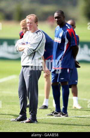 Fußball - UEFA-Europameisterschaft 2008 Qualifikation - Gruppe E - England gegen Isreal - Training - London Colney. Steve McClaren (l) und Emile Heskey (r) während des Trainings Stockfoto