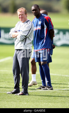 Fußball - UEFA-Europameisterschaft 2008 Qualifikation - Gruppe E - England gegen Isreal - Training - London Colney. Steve McClaren (l) und Emile Heskey (r) während des Trainings Stockfoto