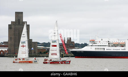 Die Hull und Humber Clipper und die einzigartigen Singapur Clippers segeln auf dem Fluss Mersey in Vorbereitung auf das sechste Clipper Round the World Yacht Race. Stockfoto