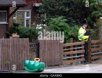 Ein Polizist steht vor einem Haus im Langbar Place, Leeds, wo heute die Leiche eines Mannes gefunden wurde. Stockfoto
