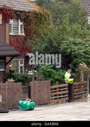 Ein Polizist steht vor einem Haus im Langbar Place, Leeds, wo heute die Leiche eines Mannes gefunden wurde. Stockfoto