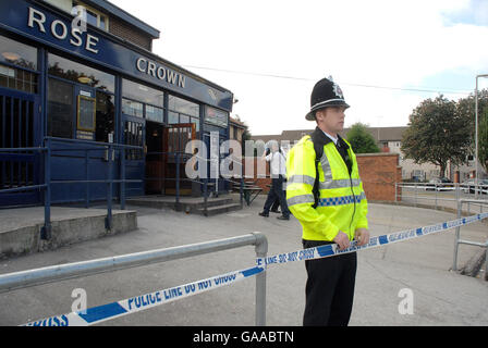 Ein Polizist steht vor dem Rose and Crown Pub, Burmantoft, Leeds, wo gestern Abend ein Vorfall stattgefunden hat, Stockfoto