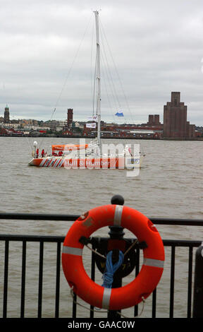 Das Klipper-Boot Hull und Humber segelt auf dem Fluss Mersey in Vorbereitung auf das sechste Clipper Round the World Yacht Race. Stockfoto