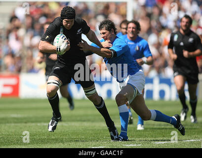 Rugby Union - IRB Rugby World Cup 2007 - Pool C - Neuseeland gegen Italien - Stade Velodrome. Der Neuseeländer Ali Williams (links) entkommt einem Tackle während des IRB Rugby-Weltcupspiels im Stade Velodrome, Marseille, Frankreich. Stockfoto