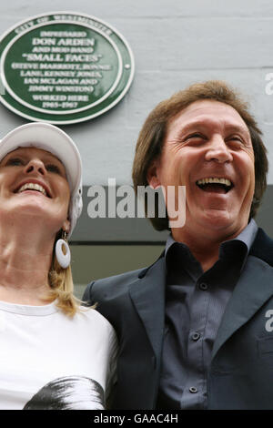 Der Schlagzeuger von The Small Faces Kenney Jones, mit Val Weedon, dem ehemaligen Bürojungen von Don Arden, nachdem sie eine Gedenktafel zu Ehren der Band und des Impresario-Managers Don Arden enthüllt hatten. Stockfoto