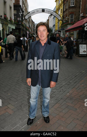 Schlagzeuger von The Small Faces Kenney Jones, nachdem sie eine Gedenktafel zu Ehren der Band und des Impresario-Managers Don Arden enthüllt hatten. Stockfoto