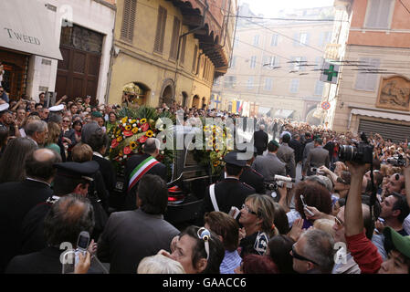 Die Beerdigung von Luciano Pavarotti in der Kathedrale Duomo Di Modena aus dem 12. Jahrhundert in Italien, wo die Beerdigung heute stattfinden wird. Stockfoto