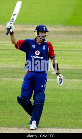 Englands Kevin Pietersen feiert sein 50. Jubiläum während der Seventh NatWest One Day International in Lord's, London. Stockfoto