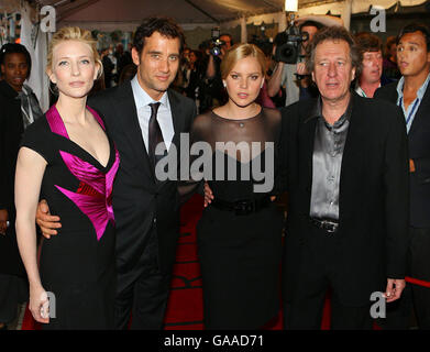 AP OUT (von links nach rechts) Cate Blanchett, Clive Owen, Abbie Cornish und Geoffrey Rush kommen zur Premiere des neuen Films Elizabeth:The Golden Age in der Roy Thompson Hall in Toronto, Kanada, während des Toronto International Film Festival. Bilddatum: Sonntag, 9. September 2007. Das Foto sollte lauten: Ian West/PA Wire Stockfoto