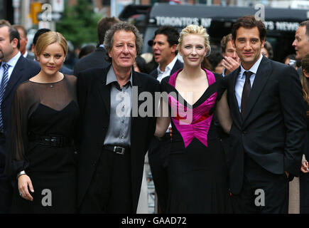 AP OUT (von links nach rechts) Abbie Corniah, Geoffrey Rush, Cate Blanchett und Clive Owen kommen zur Premiere des neuen Films Elizabeth:The Golden Age in der Roy Thompson Hall in Toronto, Kanada, während des Toronto International Film Festival. Bilddatum: Sonntag, 9. September 2007. Das Foto sollte lauten: Ian West/PA Wire Stockfoto