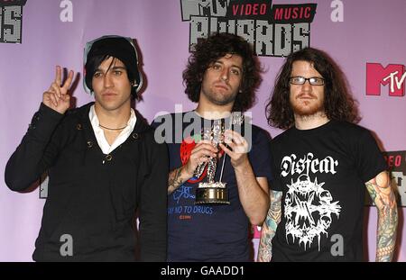 Die Fall Out Boy-Mitglieder Pete Wentz (links), Joe Trohman (Mitte) und Andy Hurley wurden bei den MTV Video Music Awards im Palms Casino Resort, Las Veags, als Beste Gruppe ausgezeichnet. Stockfoto